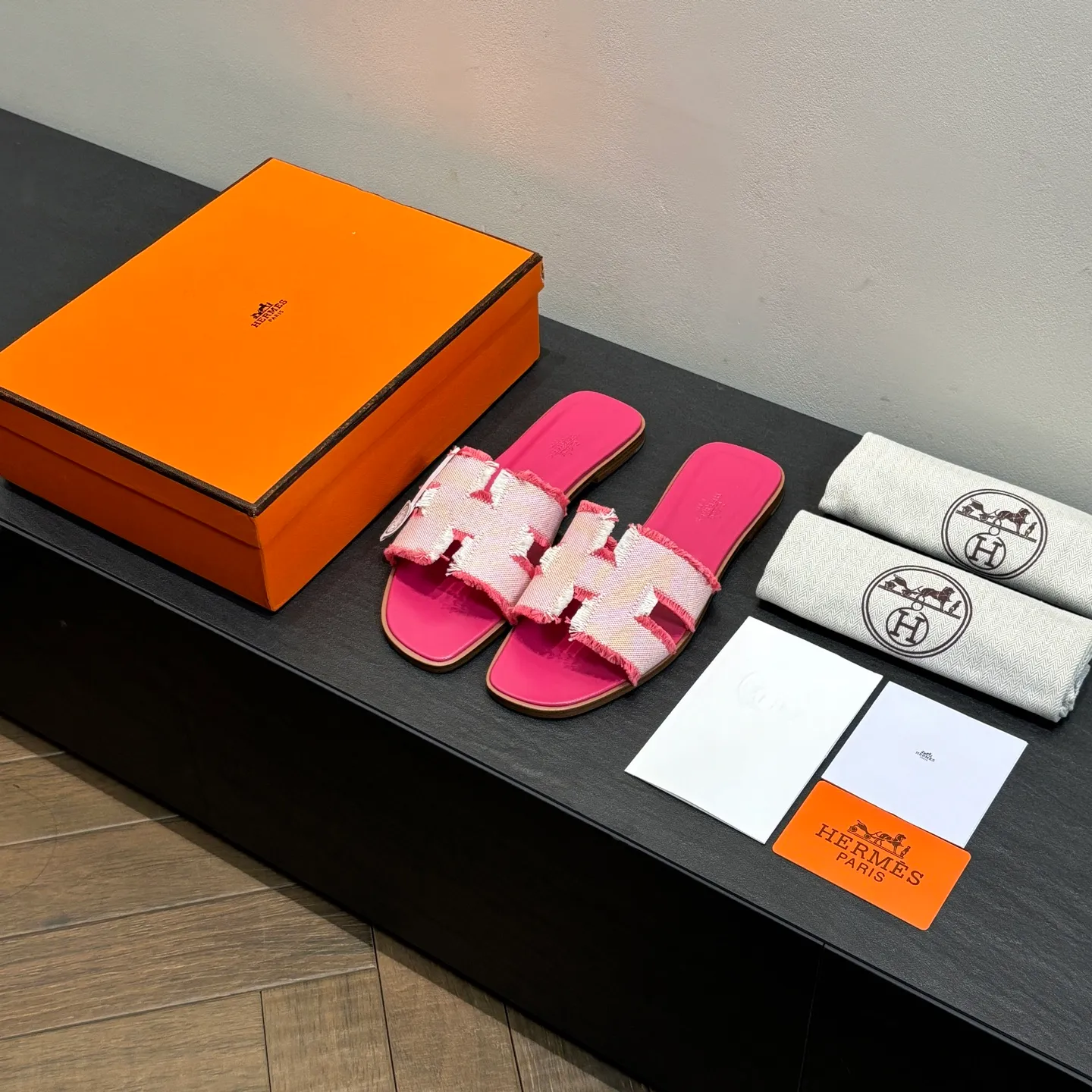 👟👟Ex-factory price 480👟👟 Brand💗: The latest color series from HERMES official website Code number💗: 35-40 full size (34 41 42 customized, non-refundable and non-exchangeable) Upper material💗: Classic plain calfskin Sole material💗: Zero-crack genuine leather mid-sole👑👑👑 Fully dyed HERMES Plain calfskin sandals, a historical representative work, the timeless classic H sandals, suitable for home and travel, this shoe is the finishing touch of your wardrobe, it looks great on the feet💃🏻💃🏻💃🏻